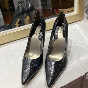 ⭐️ Black pointy toe heels